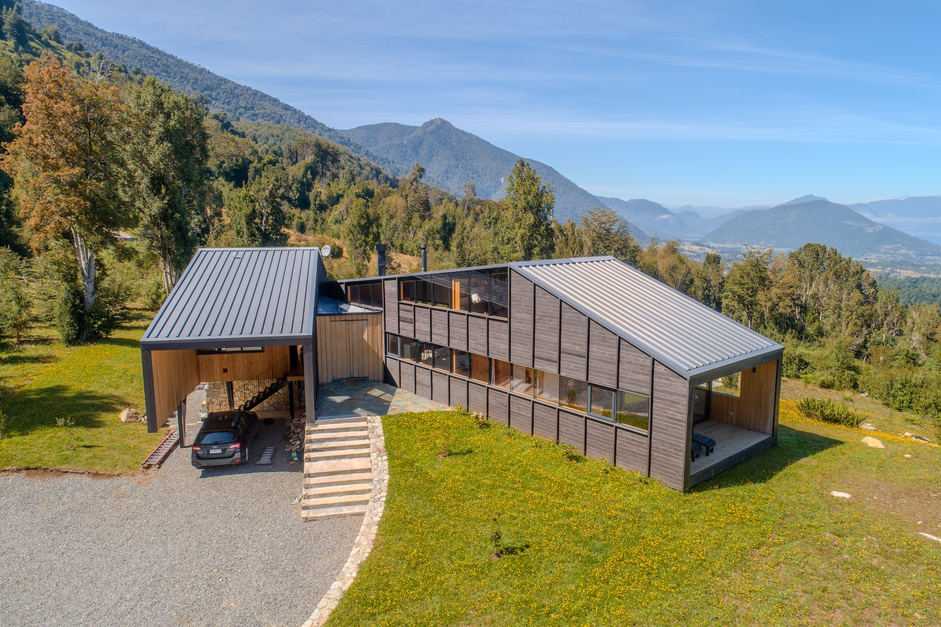 Casa moderna entre bosque nativo