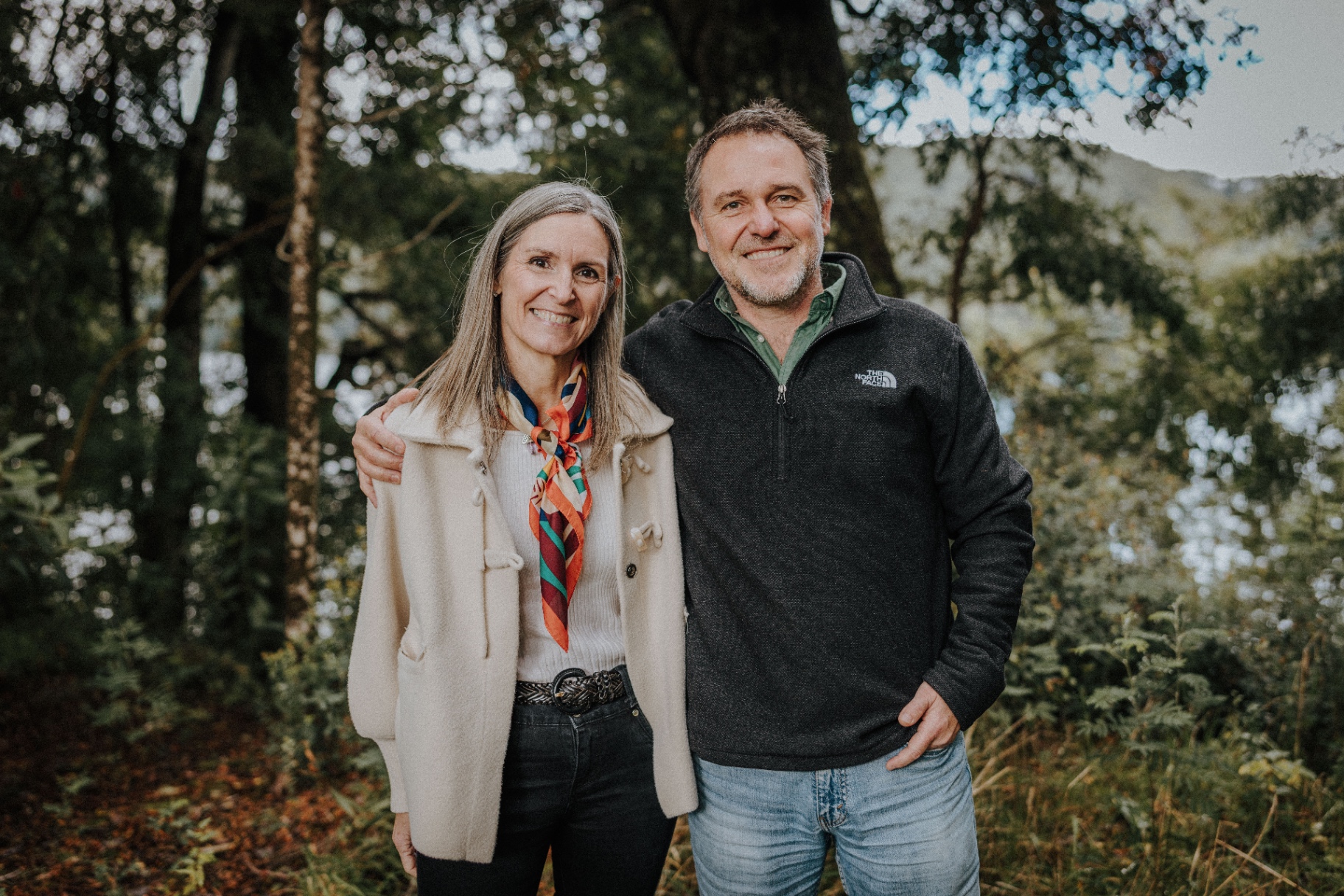 Egon Simon y Anne Marie Simon en el bosque nativo
